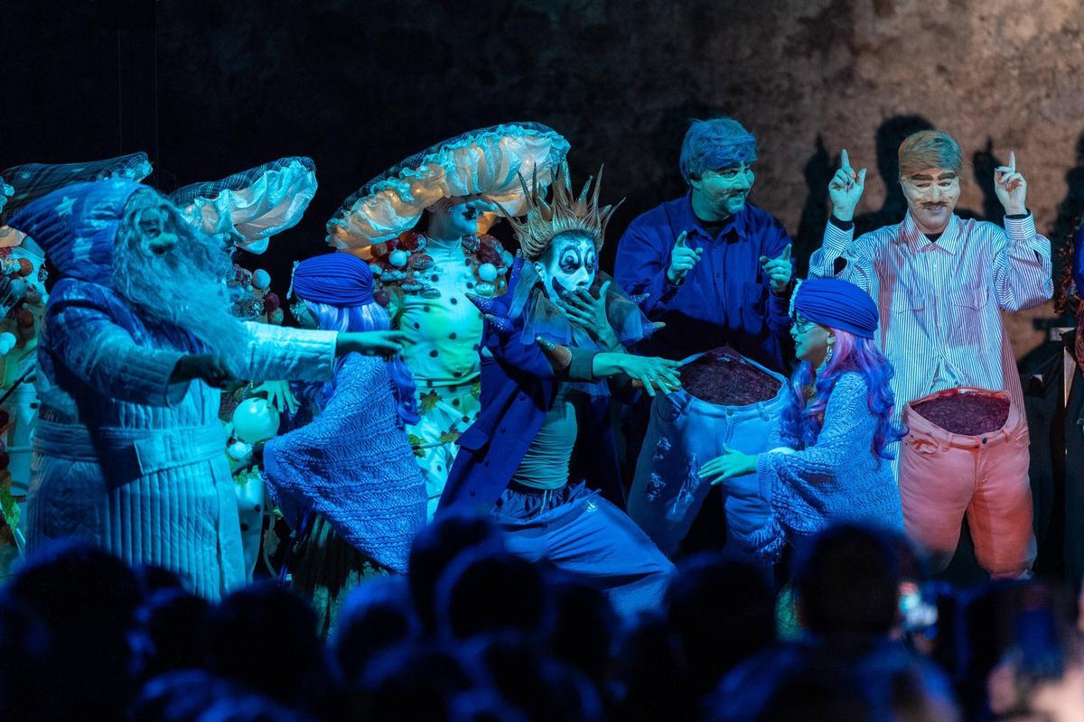 Llegada y presentación del Rey del Carnaval de Sitges que da comienzo las fiestas.