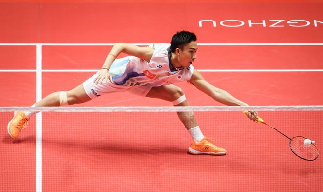 Kento Momota, de Japón, regresa contra Sameer Verma de India durante el partido de bádminton de primera ronda de individuales de hombres en las Finales de la Gira Mundial 2018 BWF en Guangzhou, provincia de Guangdong, sur de China.