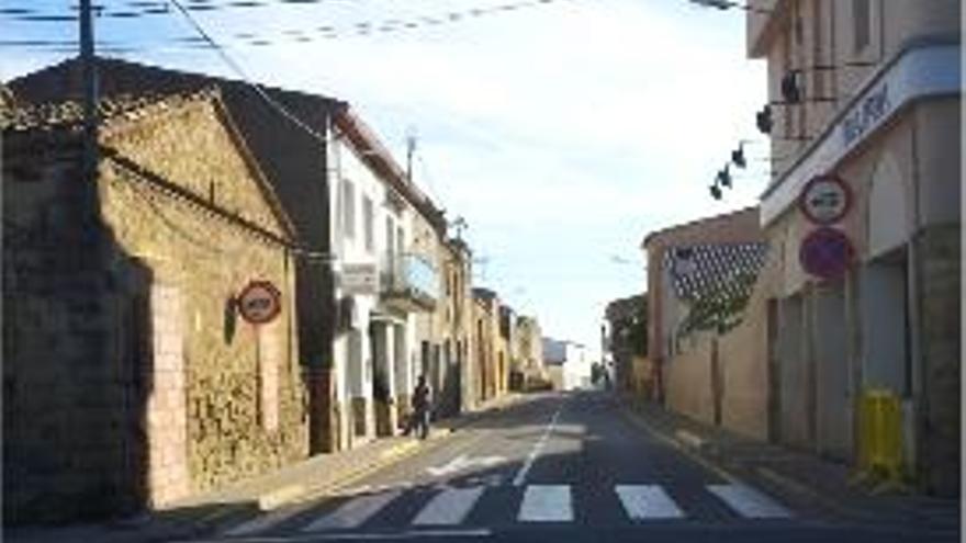 El carrer Enric Fort, amb les línies grogues de prohibició d&#039;aparcar.