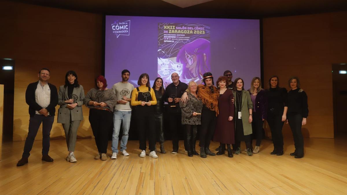 Foto de familia con todos los galardonados en la XIII Edición de los Premios del Cómic Aragonés.