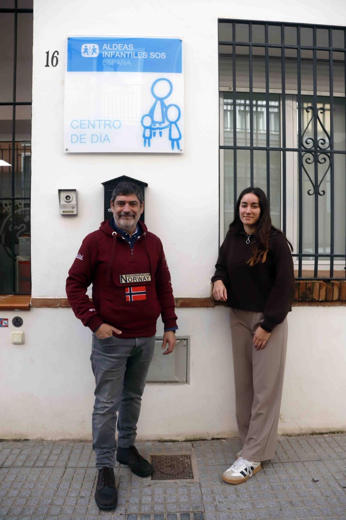 Miguel Ángel Garrido , responsable del Programa de Jóvenes de Aldeas infantiles y María del Pino, educadora social.