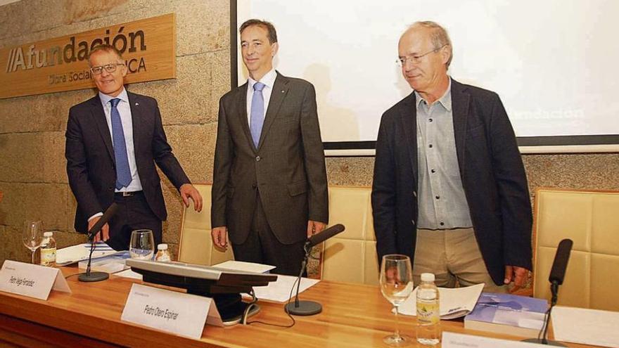 Pedro Veiga, el gerente de Afundación, Pedro Otero, y Alberto Meixide, ayer, en Santiago.