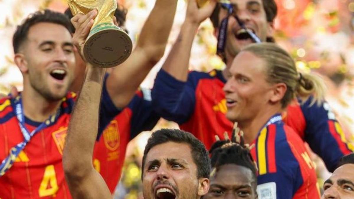 Rodri exhibeix la copa diumenge passat. | ODD ANDERSEN / AFP