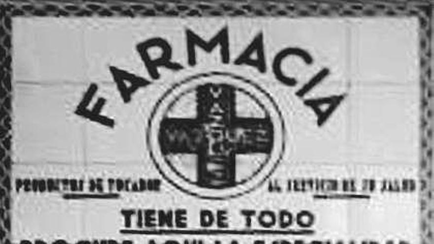 A esquerda, portada do regulamento de 1914 do Colexio de Farmacéuticos e, enrriba, un antigo anuncio dunha farmacia.