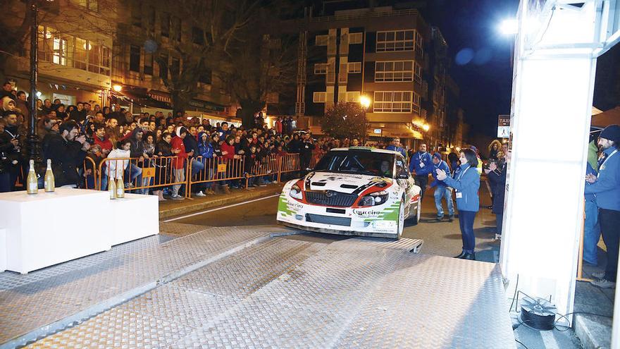 Llegada de pilotos a la entrega de trofeos de la última edición. // Bernabé