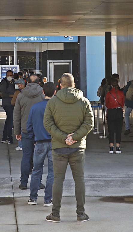 Colas para entrar al examen en la puerta del Luis Adaro. | Á. González