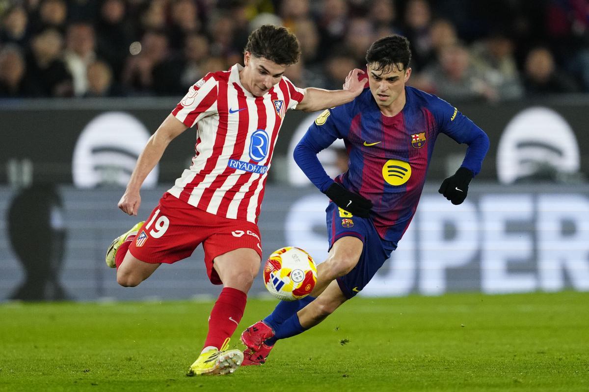 BARCELONA, 03/03/2026.- El delantero del Atlético Julián Álvarez (i) juega un balón ante Pedri, del Barcelona, durante el partido de vuelta de las semifinales de la Copa del Rey que FC Barcelona y Atlético de Madrid disputan este martes en el Camp Nou. EFE/Alejandro García