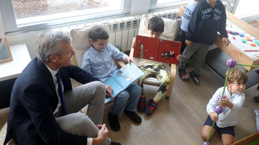 Alfonso Rueda, ayer, en la apertura del curso escolar del CEIP Mestre Rodríguez Xixirei.