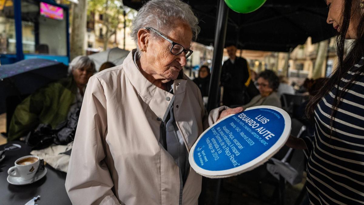 Lluïsa Gozalbo Aute junto a una placa que reproduce la que ella, Anna de Blanco y tantos otros quieren en la plaza Rovira, el pasado 20 de septiembre, día en que ella cumplió 100 años.