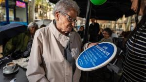 Lluïsa Gozalbo Aute, prima del canaturor, junto a una placa que reproduce la que pedía la plataforma para el cantautor. Finalmente, una escultura le recordará
