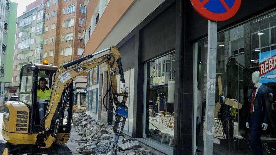 Las obras de levantamiento de aceras en un tramo de la calle Alejandro Cerecedo. // Iñaki Abella