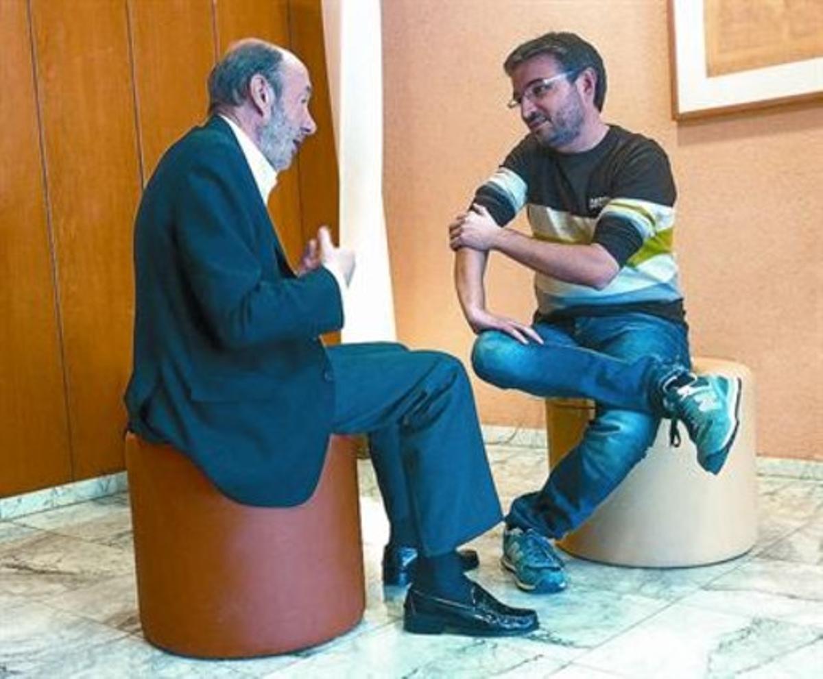 Rubalcaba contesta una de les preguntes d’Évole durant l’entrevista.