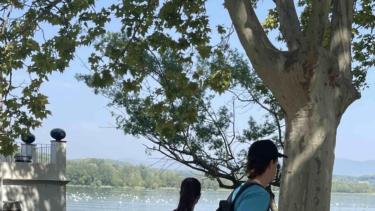 Imatge dels educadors ambientals a l'Estany de Banyoles