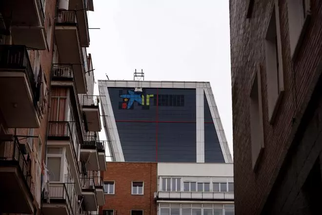 El logo de CaixaBank ya luce en la Torre Kio que albergaba la sede central de Bankia en Madrid