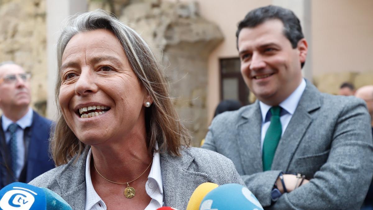 La primera teniente delegada de Igualdad, Isabel Albás, atiende a los medios a las puertas del Ayuntamiento, junto al alcalde, José María Bellido, en una imagen de archivo.