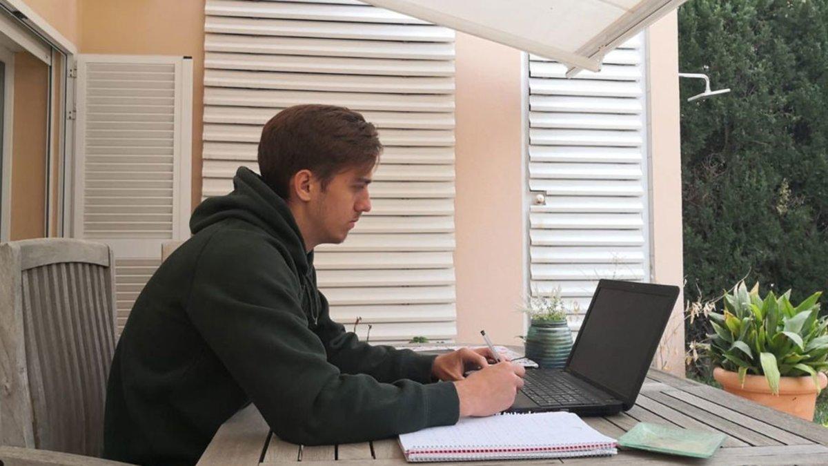 El juvenil Josep Jaume, como muchos de sus compañeros, avanza con los estudios en estos días de confinamiento