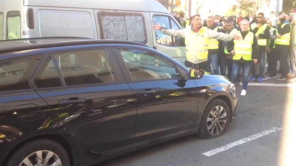 Destrozos en un coche VTC por parte de taxistas en huelga.