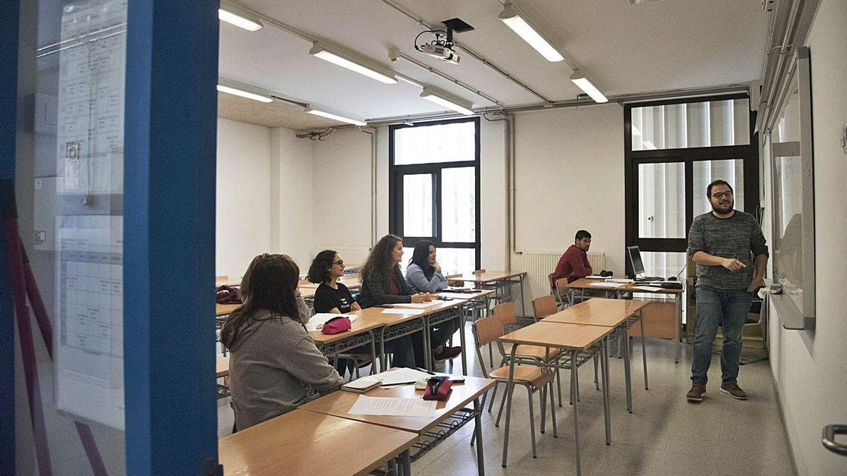 Una aula del batxillerat nocturn a l’institut manresà | ARXIU/OSCAR BAYONA