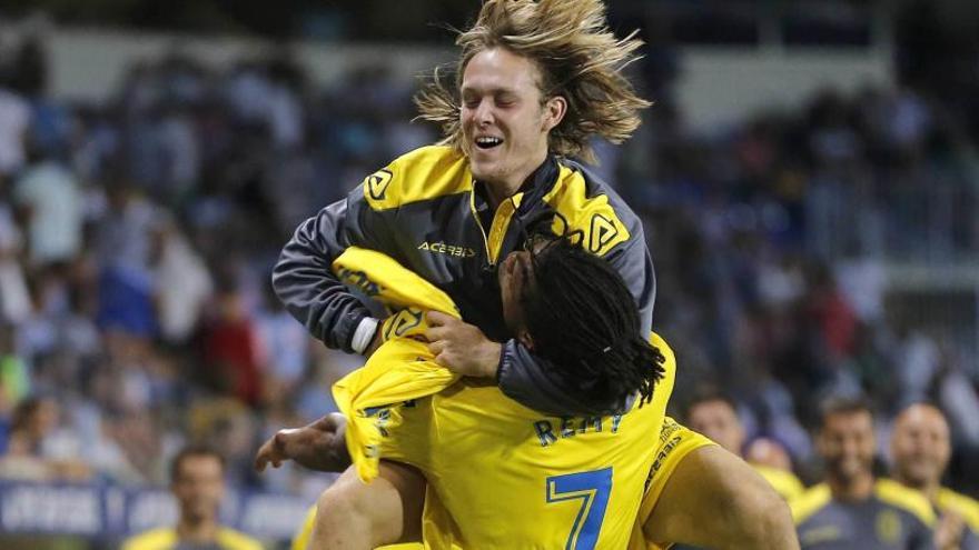 Halilovic y Rémy celebran el tercer gol del Las Palmas.