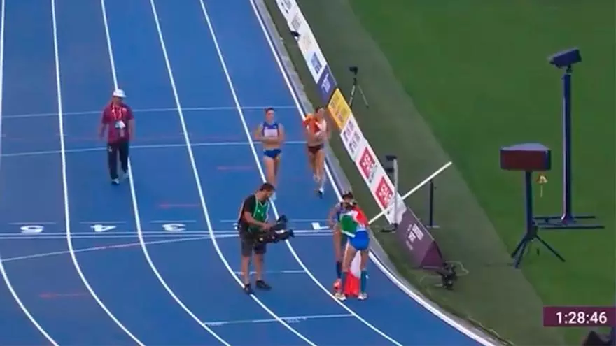 Celebraba ya el bronce... ¡y se queda sin medalla en la misma línea de meta!