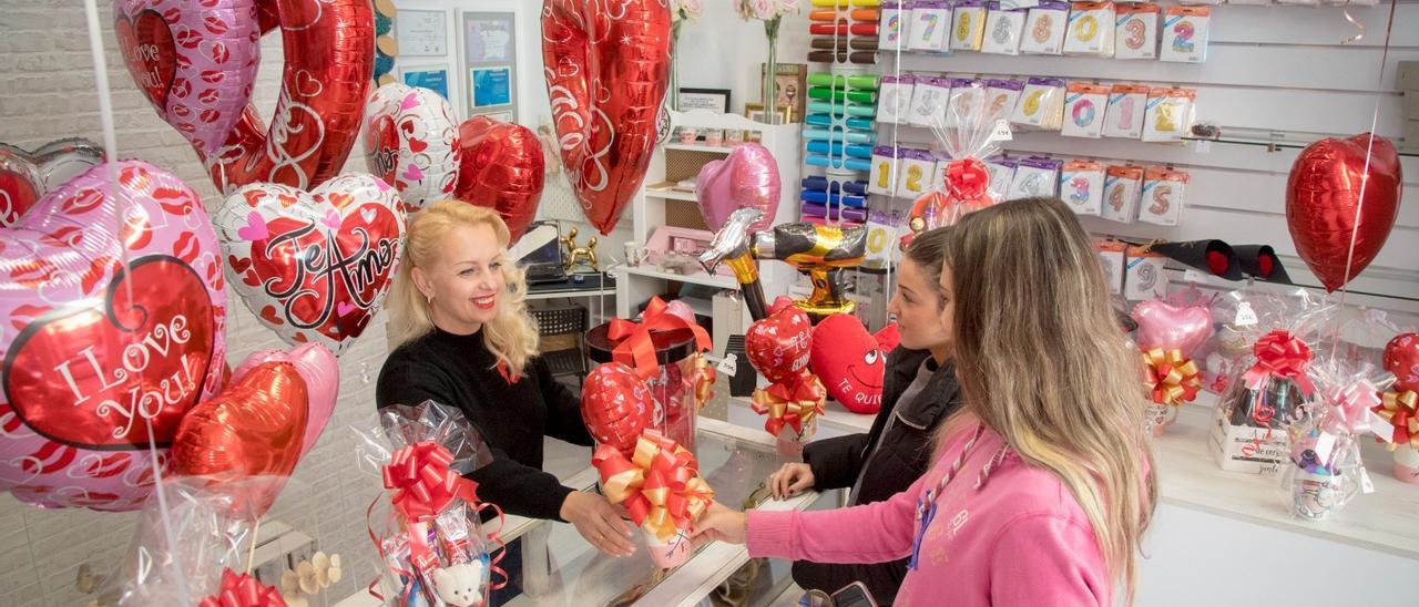 Laura y Andrea compran un regalo de San Valentín en Globoplanet.