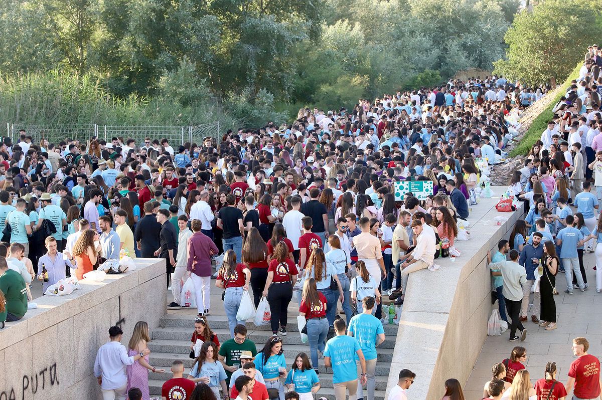 Centenares de jóvenes hacen el tradicional botellón del miércoles de Feria