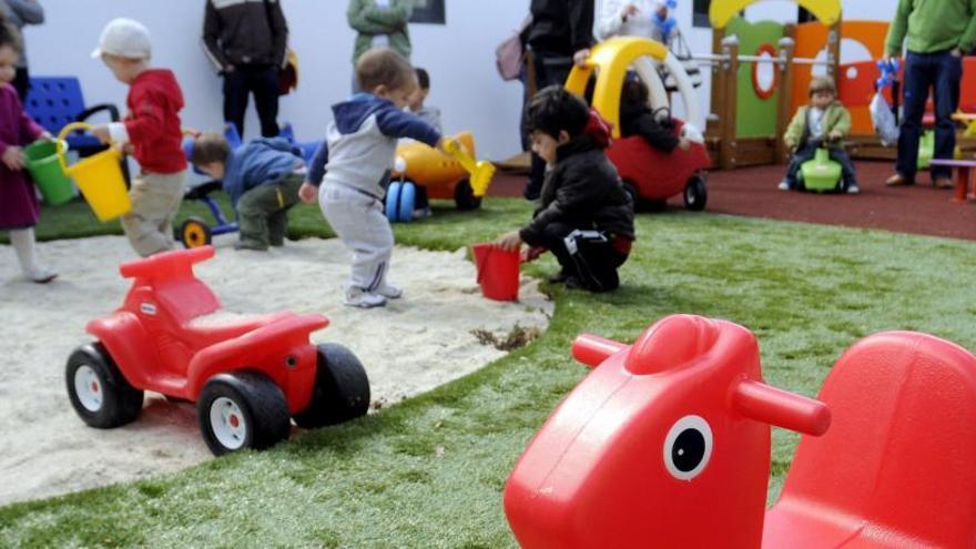 Juguetes en el patio de una escuela infantil.