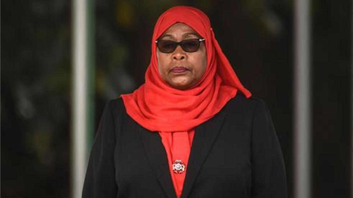 La nueva presidenta de Tanzania, Samia Suluhu Hassan, inspecciona un desfile militar tras su juramento como primera mujer presidenta del país.