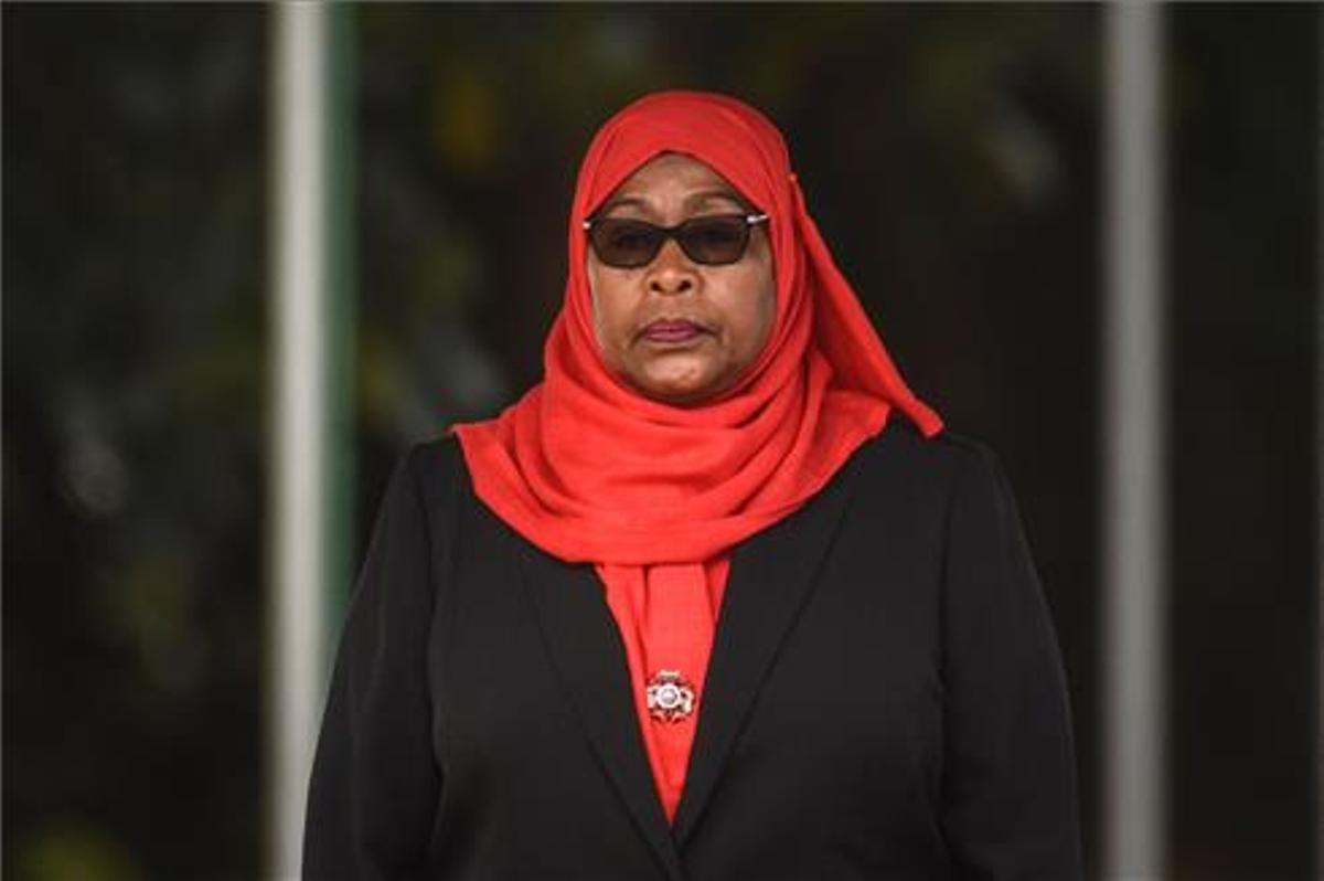 Samia Suluhu Hassan pren possessió com a presidenta de Tanzània