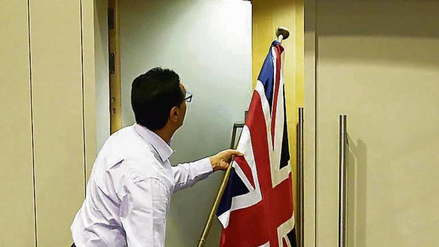 Retirada de una bandera británica tras un acto conjunto Reino Unido- UE a propósito del &quot;Brexit&quot;, celebrado en Bruselas en julio. // Reuters
