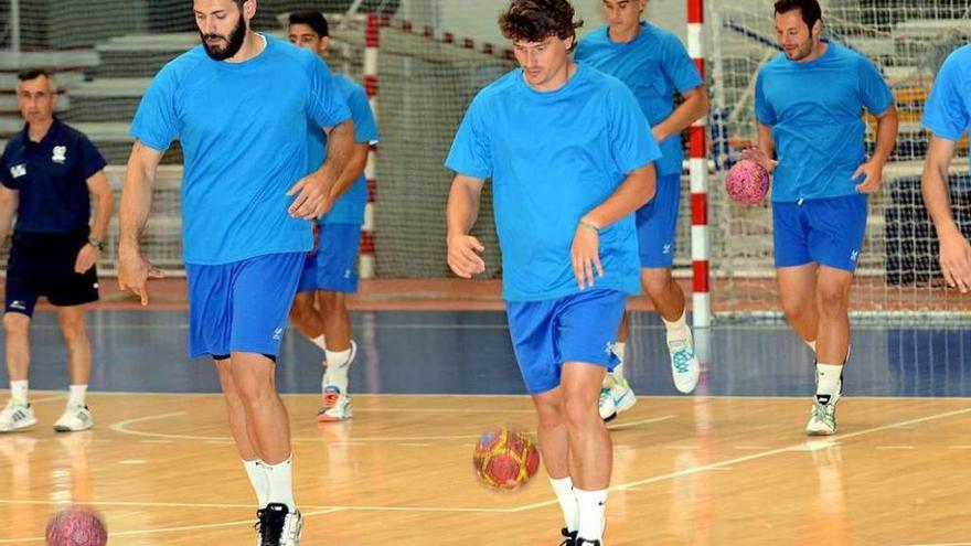 Rial y Carlos García, en primer término, durante un entrenamiento en el pabellón. // Rafa Vázquez