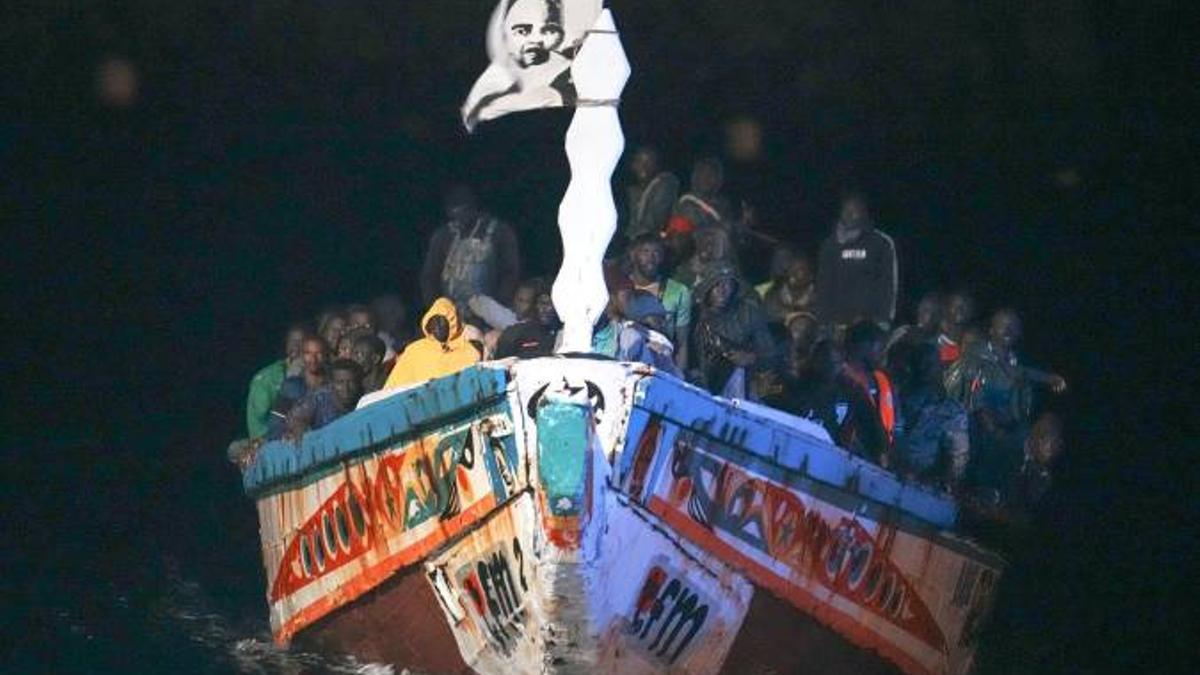 Decenas de personas en un cayuco a su llegada al muelle de La Restinga, en noviembre de 2023, en El Hierro.