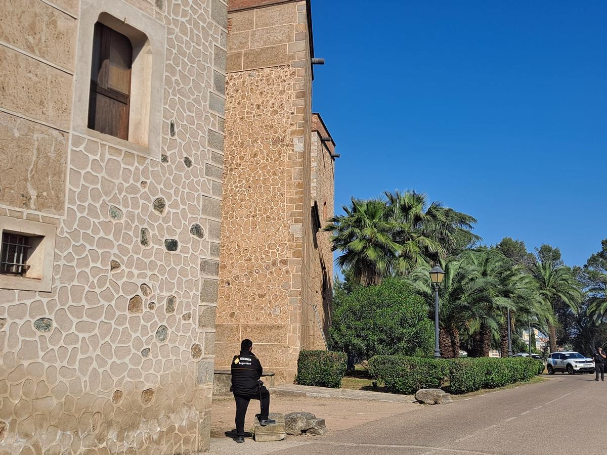 Agentes de la Policía Científica toman huellas dactilares en la parte trasera del museo.