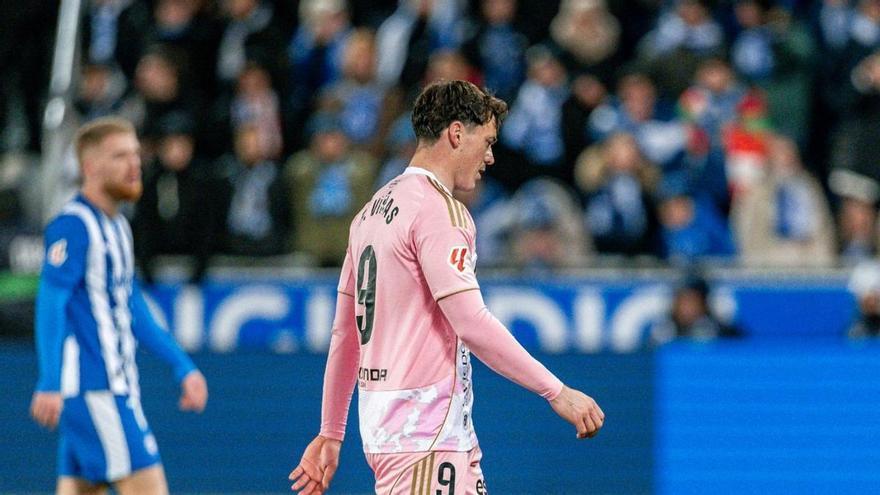 A la izquierda, Viñas, en el partido contra el Alavés, con Carlos Vicente al fondo. En el detalle,  Paraschiv, con su nueva camiseta. | FC9 / RAPID DE BUCAREST