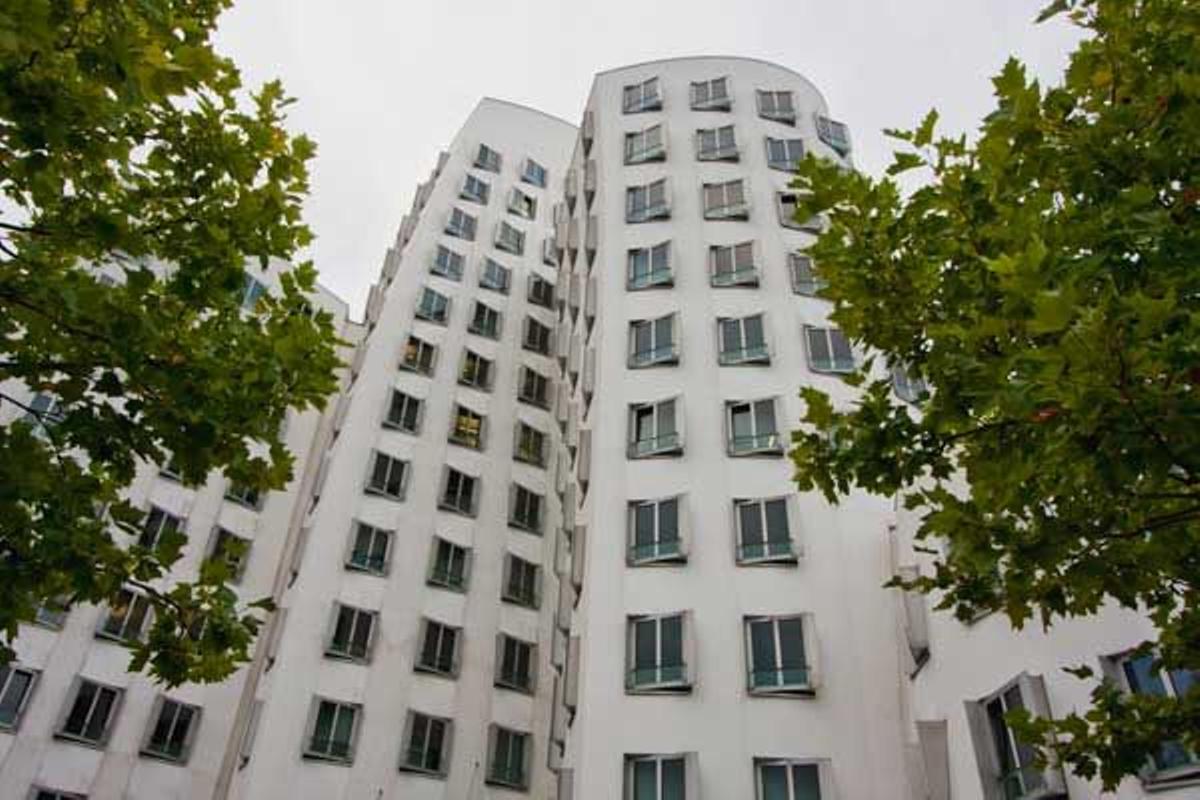 Detalle de uno de los edificios  de oficinas Neuer Zollhof de Frank Gehry en el Media Harbour de Dusseldorf.