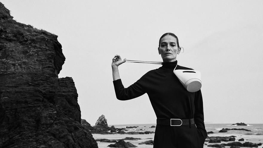 Laura Ponte protagoniza la nueva campaña de Adolfo Domínguez «Espíritu atlántico»