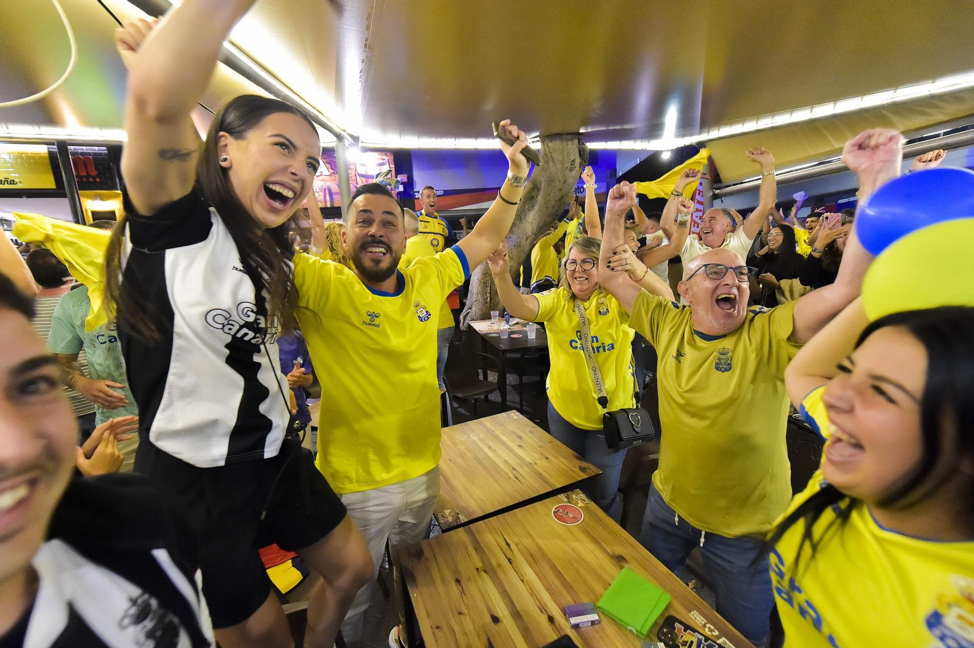 Celebración del ascenso en las terrazas de la Plaza de España