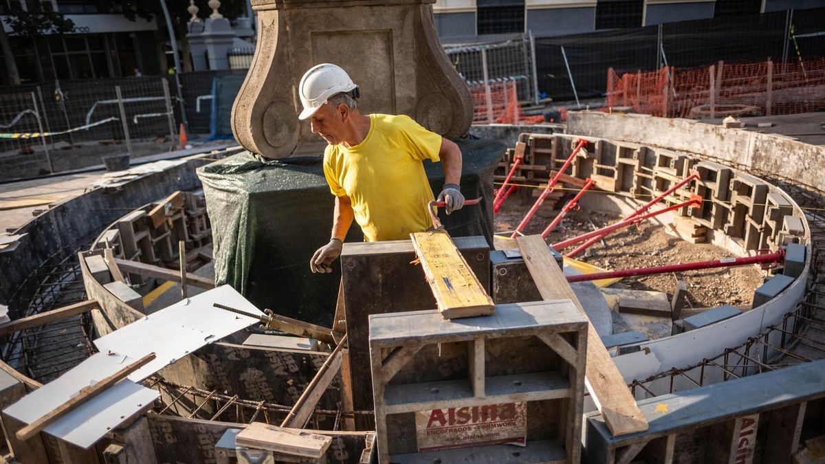 Un operario canario trabaja en una obra pública.