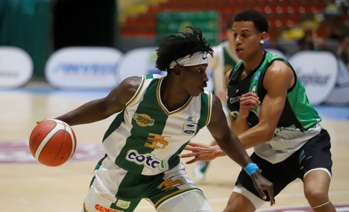 El keniano Derrick Ogechi (Coto Córdoba de Baloncesto) controla el balón.