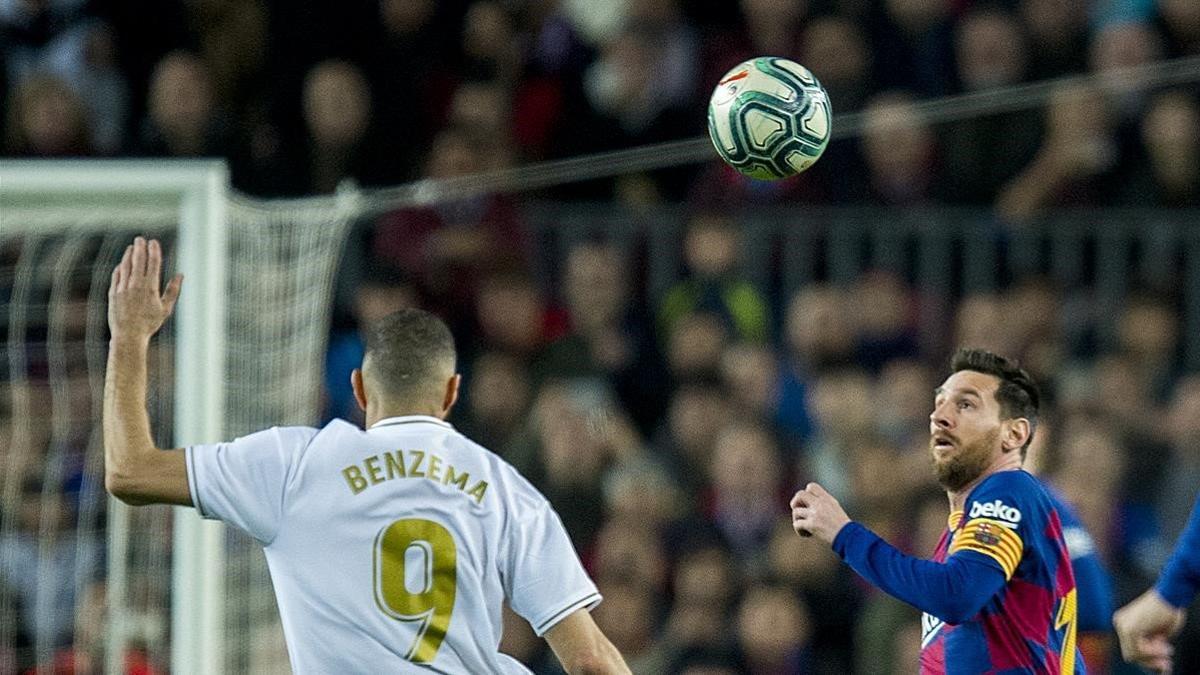 Benzema y Messi observan el balón en el clásico liguero del Camp Nou, que acabó en empate (0-0).