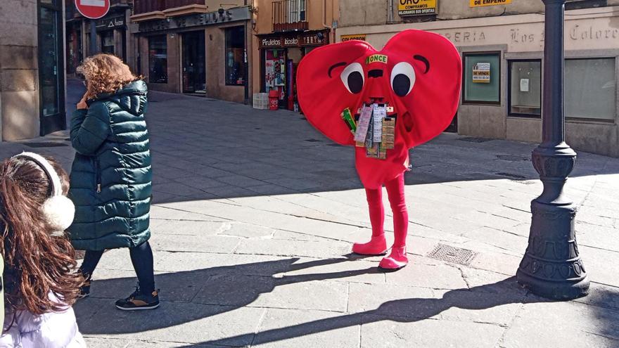 El nuevo atuendo del vendedor de la ONCE más original de Zamora