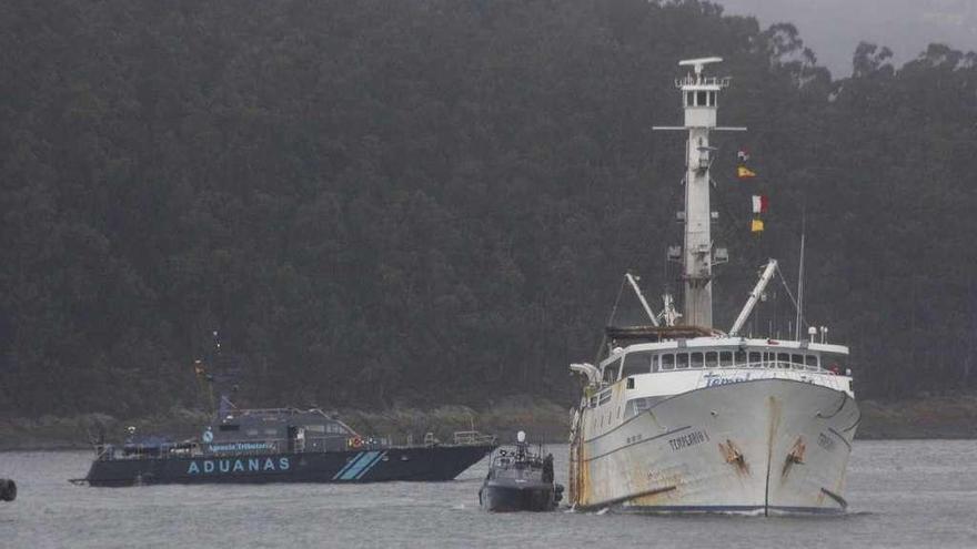 El &quot;Templario I&quot; es conducido a la rada marinense por las patrulleras de Aduanas. // Santos Álvarez