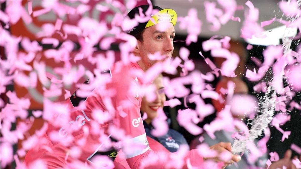 Simon Yates celebra su liderato rodeado de confeti rosa