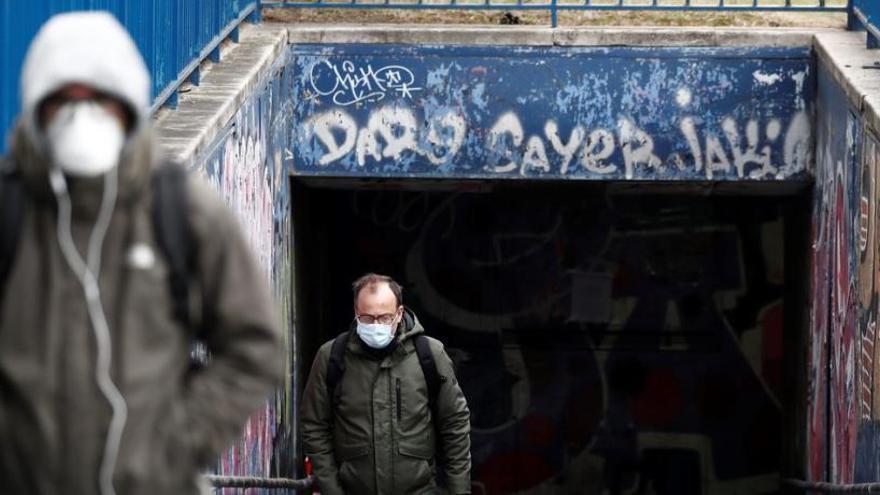 Dues persones amb màscares caminant pel carrer