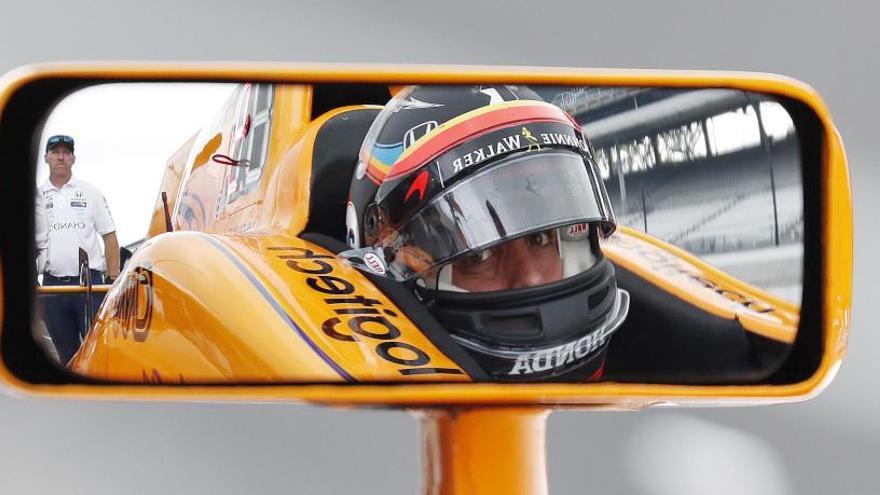 Alonso, reflejado en el retrovisor de su coche.
