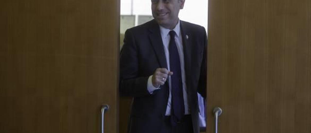 El alcalde, Gabriel Echávarri, saliendo de una estancia de su despacho en la cuarta planta del Ayuntamiento.