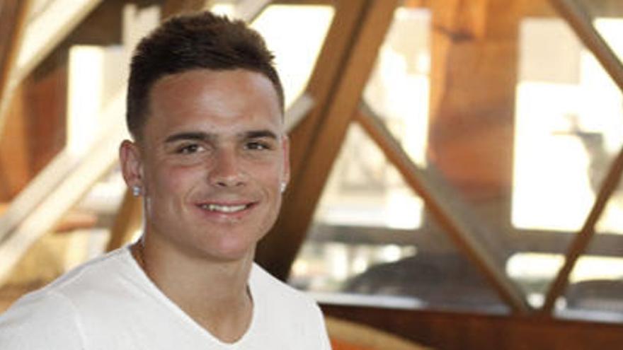 El canterano Roque Mesa Quevedo posa en el hotel de Caleta de Fuste donde apura sus vacaciones antes de incorporarse a la pretemporada de la UD Las Palmas en una semana. i G. FUSELLI