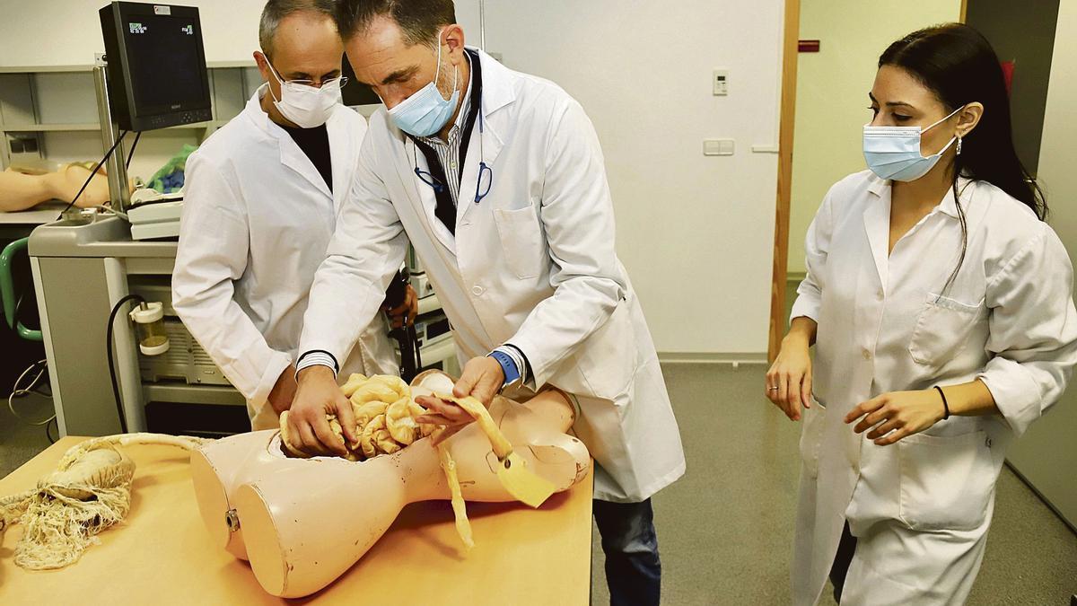 Rafael Latorre, Octavio López y Evelyne París en el laboratorio de la UMU.