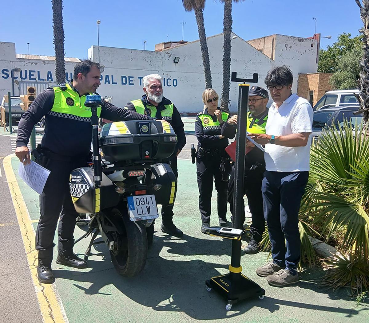 La Policía Local de Sagunt con la nueva tecnología de medición acústica.