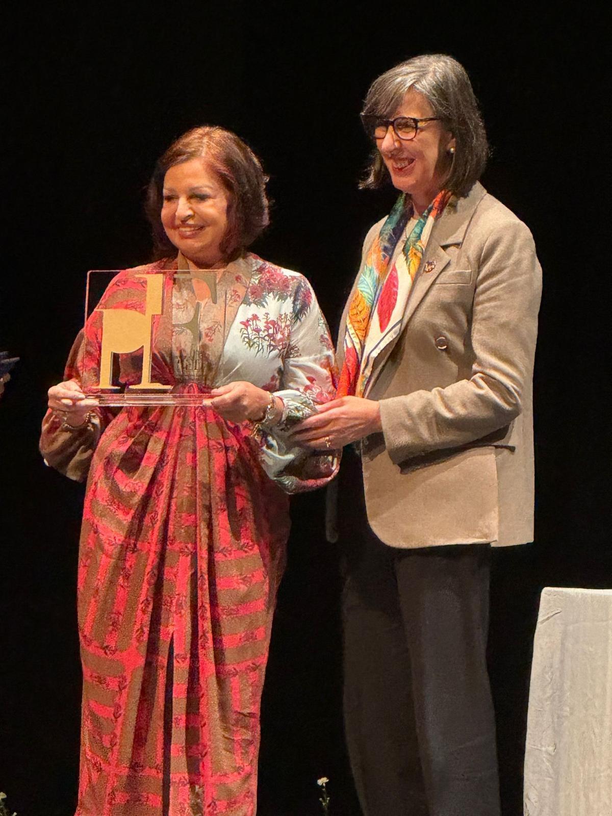 La audioprotesista recogiendo su premio el pasado jueves de manos de Nieves Roqueñí, viceconsejera de Medio Ambiente.